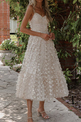 Elegante vestido midi de encaje con tirantes